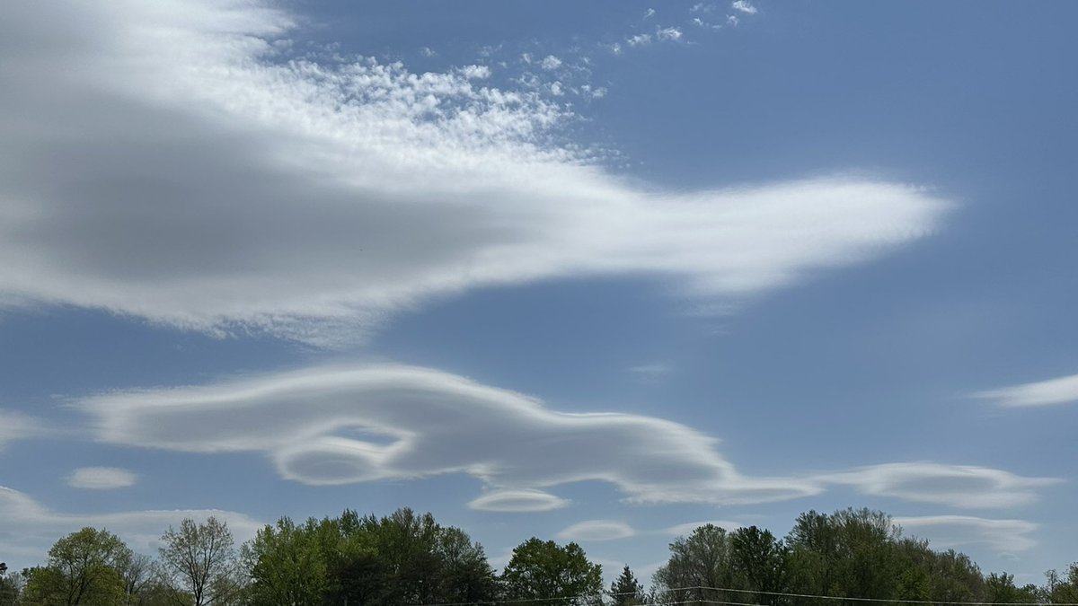 jules_jlf's tweet photo. Cool clouds over Corbin! @Kentuckyweather @JimWKYT @WKYT https://t.co/ZcUtNFihRD