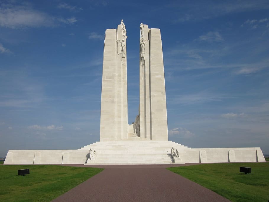 fotoeins's tweet photo. @LindaPeters64 @postcardsplaces A5 #TRLT
“Canadian Battlefields of the 1st World War: A Visitor’s Guide”, Terry Copp, 2015 book
with 🇧🇪 and 🇫🇷 place names:
Cambrai
Flanders
Passchendaele
Vimy Ridge
Ypres
especially: 🇨🇦 National Vimy Memorial / Mémorial national du 🇨🇦 à Vimy
#VimyRidge #VimyMemorial https://t.co/VguIzde1n1