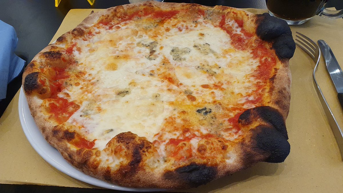 grootleeuw's tweet image. Last night in #Italy, then it's the law to have a four cheeses #pizza

#prettysure
#tasty

#atleastitsvegetarian