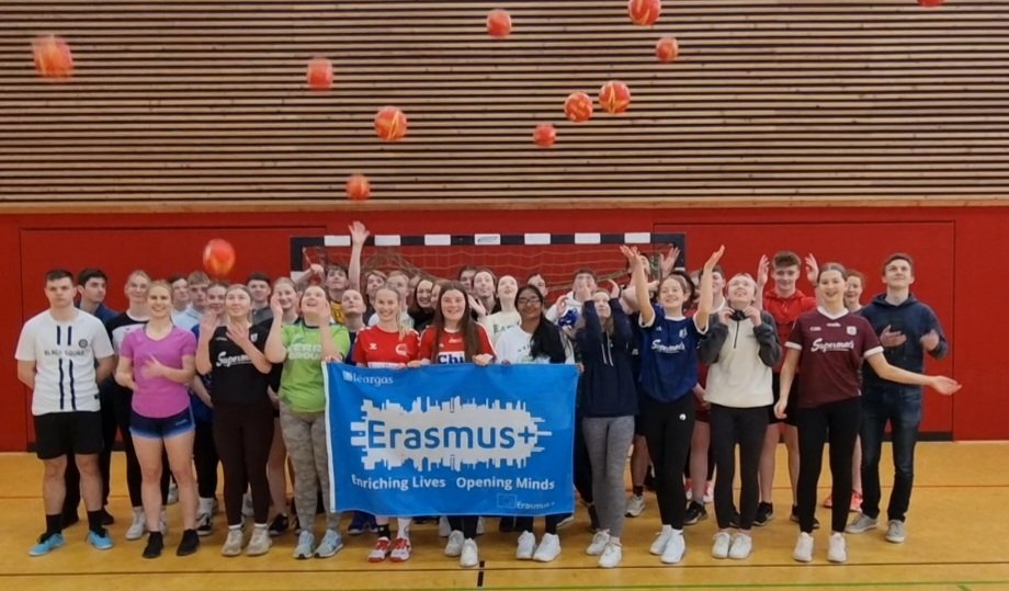 GerLyons6's tweet photo. Day 2 of @stbrigids_LR @EUErasmusPlus Exchange to 🇩🇪 was varied &amp; exciting!The beekeeping workshop was amazing🐝 ,followed by a class on local regional dialect Plattdeutsch! German classes were the order of mid morning followed by an afternoon of Handball! @Leargas @GRETBOfficial https://t.co/eAN9xV6sfS