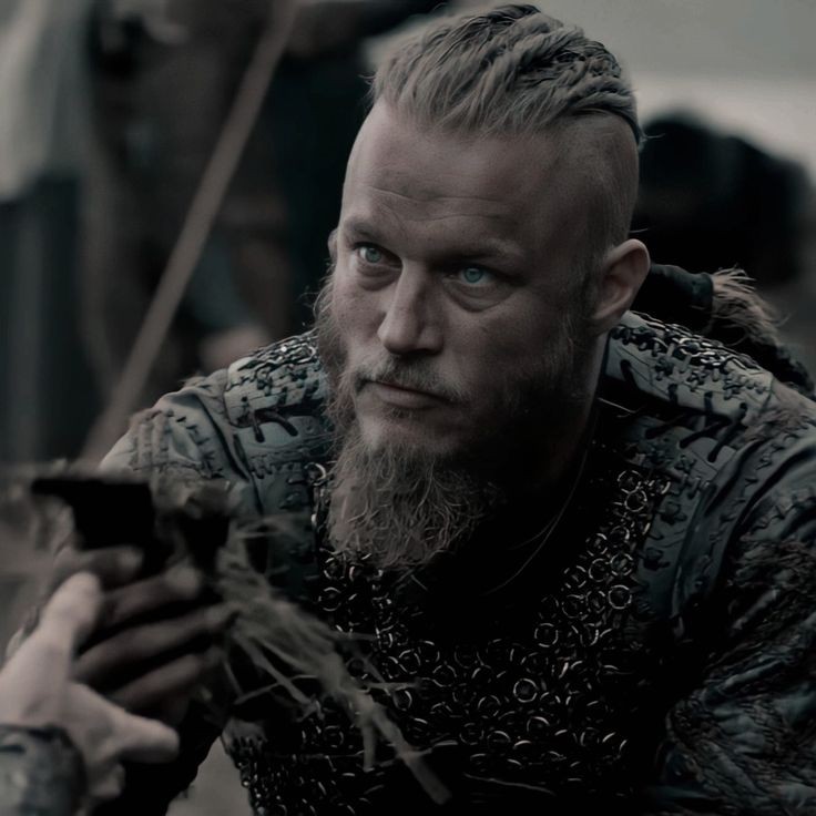 RagnarAbrazo's tweet photo. Uhtred Ragnarsson para mí ya entró en la Mesa Grande de mejores personajes

Se puede sentar al lado tranquilamente de Ragnar Lothbrok y Tommy Shelby 🚬 https://t.co/L8ClQoI6z1