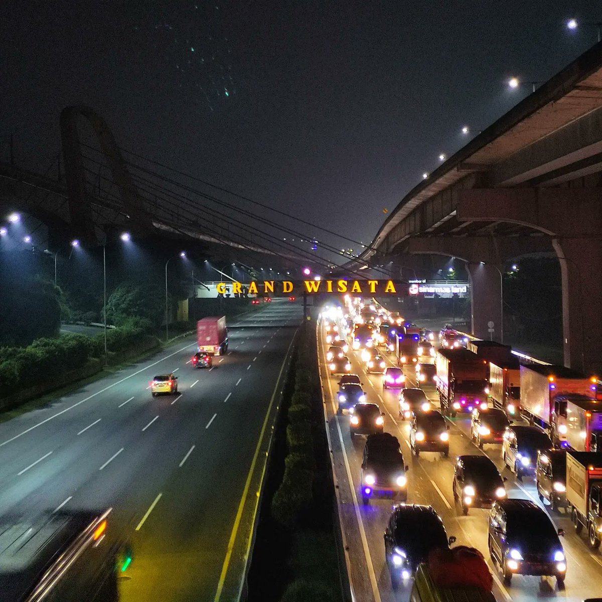 INFO__TAMBUN's tweet photo. 00:31 Tol Jakarta - Cikampek KM21 menuju arah Cikarang terpantau padat merayap, didominasi kendaraan roda empat karena kendaraan roda dua dilarang masuk jalan tol 🤪.

Untuk arah sebaliknya lancar jaya 😊. https://t.co/iyv8gKCNzR