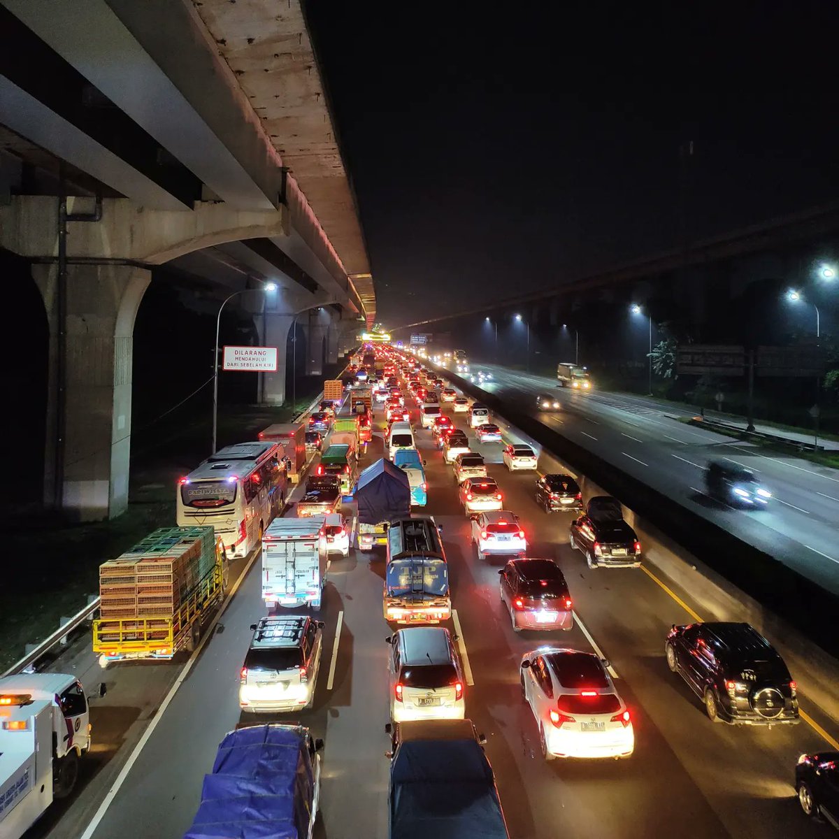 INFO__TAMBUN's tweet photo. 00:31 Tol Jakarta - Cikampek KM21 menuju arah Cikarang terpantau padat merayap, didominasi kendaraan roda empat karena kendaraan roda dua dilarang masuk jalan tol 🤪.

Untuk arah sebaliknya lancar jaya 😊. https://t.co/iyv8gKCNzR