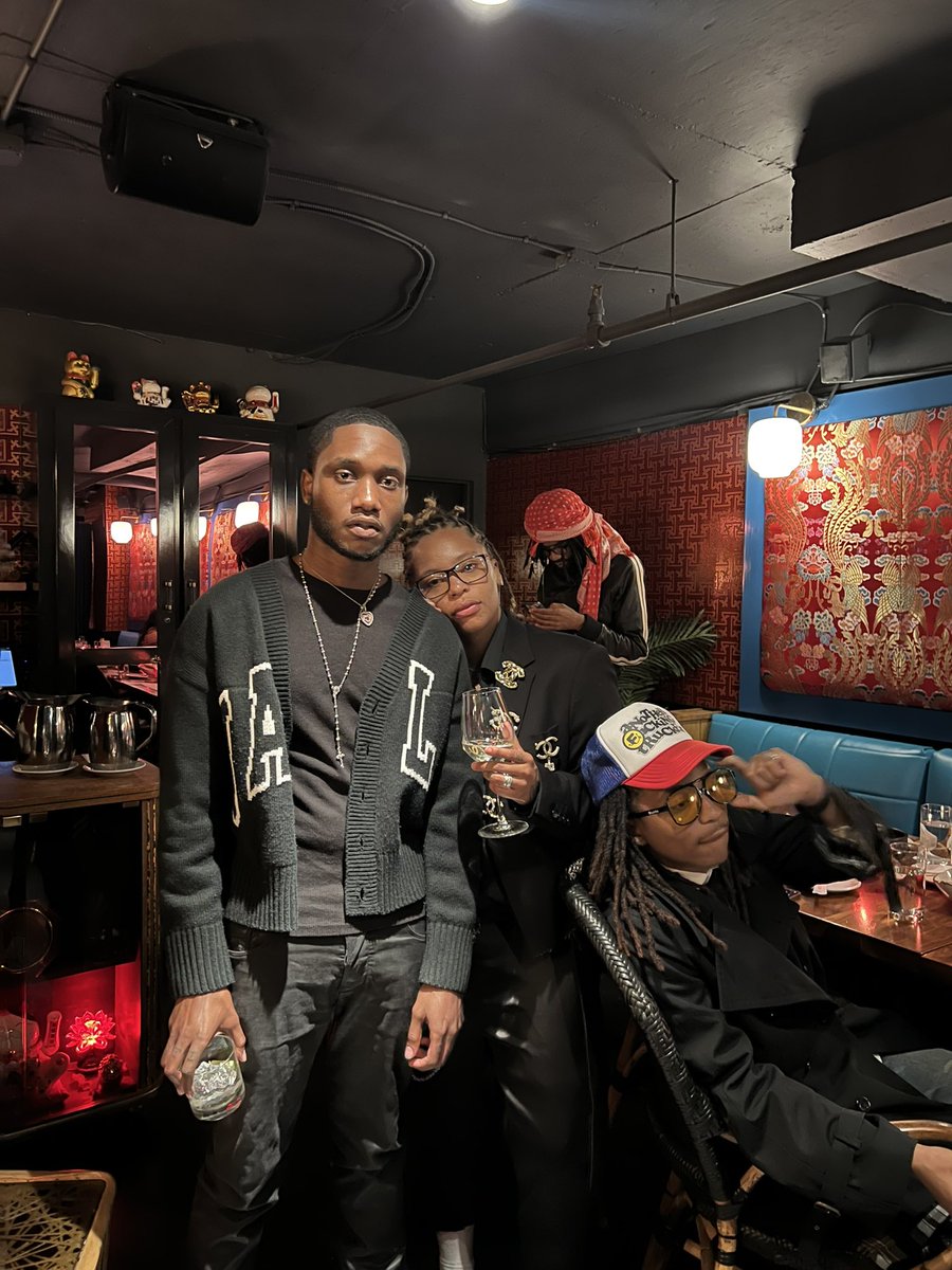 kodieshane's tweet photo. dinner + friends 🥢 https://t.co/sfQ1tppwUE