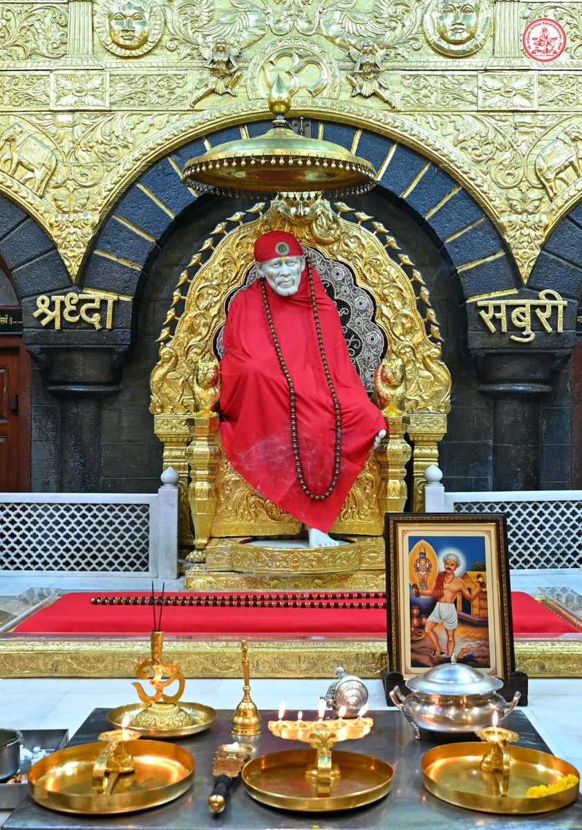 SaiShraddha11's tweet photo. 🙏🏼 शिरडी साईबाबा शेज आरती दर्शन🙏🏼
🌹मंगलवार १८ अप्रैल २०२३🌹
आता स्वामी सुखें निद्रा करा अवधूता। बाबा करा साईनाथा
चिन्मय हे सुखधामा जाउनि पहुडा एकांता।।

वैराग्याचा कुंचा घेउनि चौक झाडीला । बाबा चौक झाडीला
तयावरी सुप्रेमाचा शिडकावा दिधला ।।
रात्रि प्रणाम बाबा🙏🏼🙏🏼🙏🏼 https://t.co/9VvlTh7Nmk