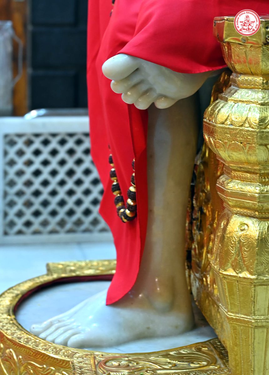 SaiShraddha11's tweet photo. 🙏🏼 शिरडी साईबाबा शेज आरती दर्शन🙏🏼
🌹मंगलवार १८ अप्रैल २०२३🌹
आता स्वामी सुखें निद्रा करा अवधूता। बाबा करा साईनाथा
चिन्मय हे सुखधामा जाउनि पहुडा एकांता।।

वैराग्याचा कुंचा घेउनि चौक झाडीला । बाबा चौक झाडीला
तयावरी सुप्रेमाचा शिडकावा दिधला ।।
रात्रि प्रणाम बाबा🙏🏼🙏🏼🙏🏼 https://t.co/9VvlTh7Nmk
