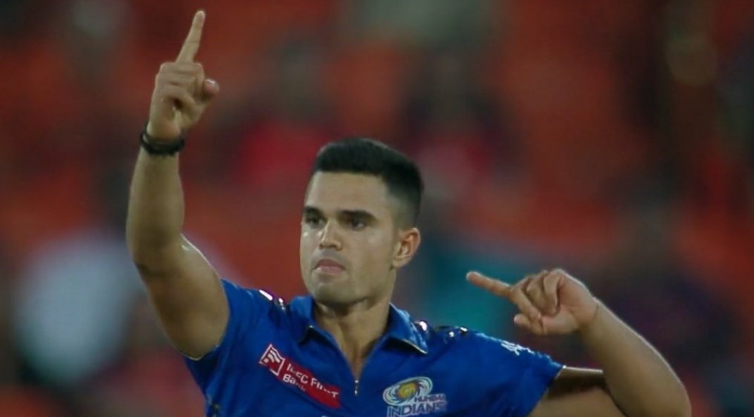 ArjunTendulkarF's tweet photo. First IPL wicket for #ArjunTendulkar.
We proud on You
#ArjunArjun
#MIvsSRH #SRHvsMI
#IPL2023
@ImRo45
@sachin_rt 
@mipaltan
Image courtesy @IPL https://t.co/FyKUfJyM7U