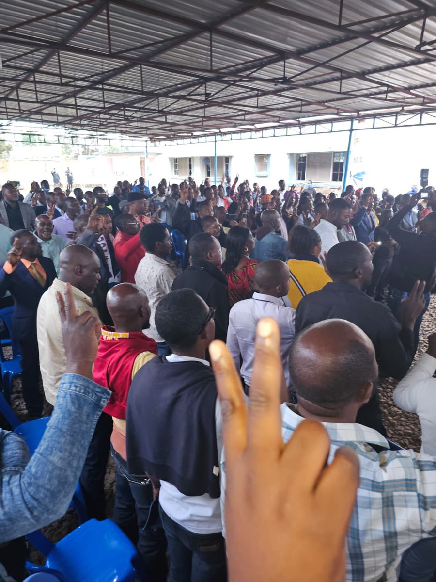 AmeCoeurRDC's tweet photo. Le président @shabani_lukoo a présidé une grande séance d travail avec les représentants de l’ #UDPS de 5 territoires de la province de LUALABA dans le cadre de préparatif des scrutins de Déc 2023. 

UDPS est déjà prêt pour remporter haut les mains la victoire à tous les niveaux. https://t.co/qwQecovLGN
