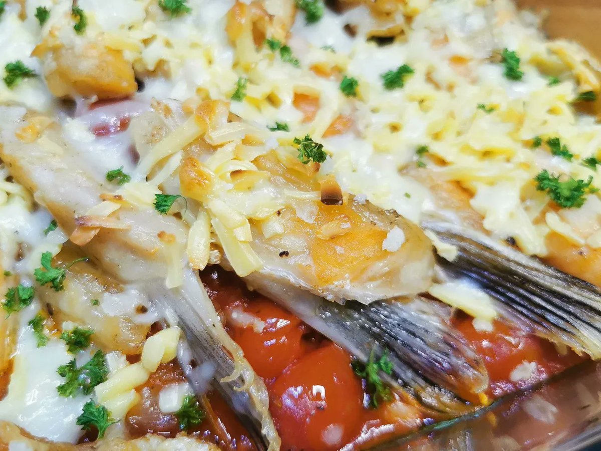 Baked Cheesy Salmon In Marinara Sauce

#BakedCheesySalmonInMarinaraSauce #BakedSalmon #HazelsKitchen #HK #yummy #mustTry #HomemadeWithLOVE #FreshlyBaked #BakedCheesySalmonBellyInMarinaraSauce