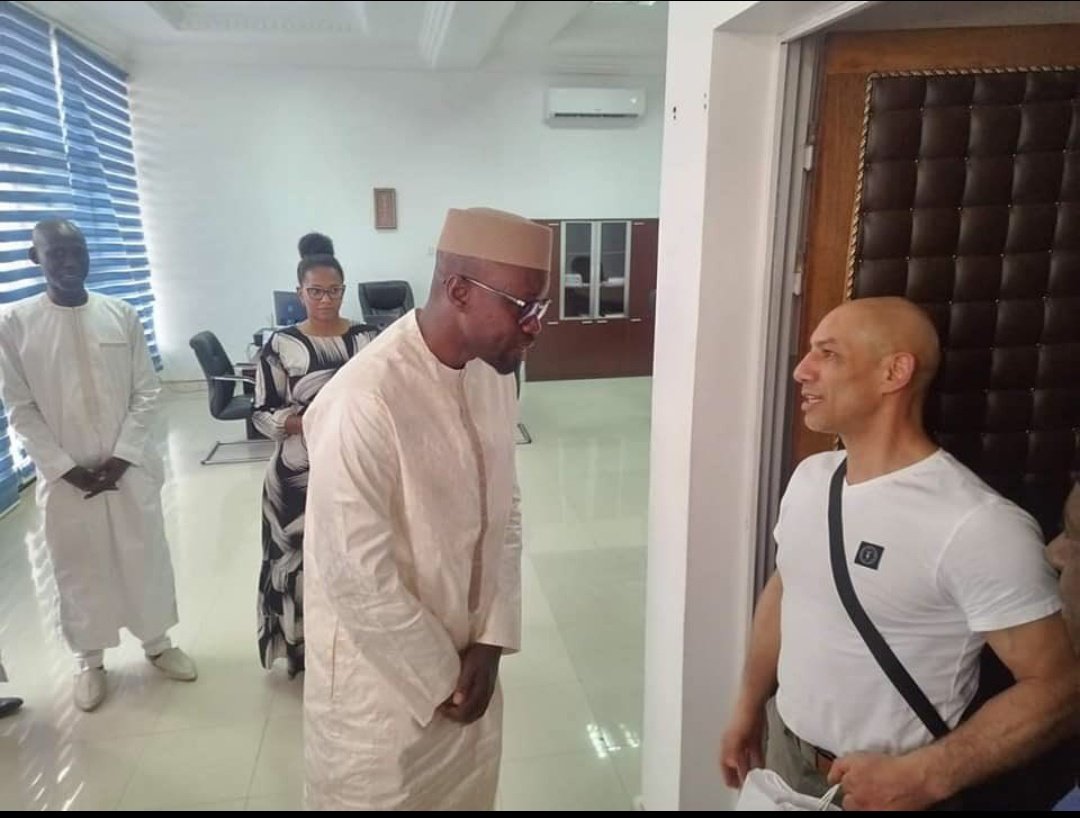 Partout où la France a courtisé avec l'opposition on a assisté à des pays divisés 
#civ la France et ADO créent une rébellion
#mali la France et touareg créent une rébellion
 #Sénégal  la France s'associe a un CASAMANCAIS 🤔🤔🤔

Patriotes soyons vigilants
#kebetu #freesenegal