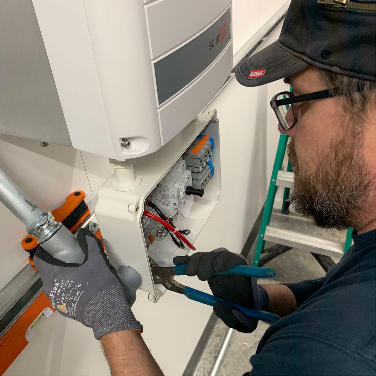 JEilluminate's tweet photo. Converting Direct Current to Alternating Current. AKA "the sun powers the coffee pot, microwave, furnace...my home." #hoosiersforsolar #wewentsolar #gosolar #indymoms https://t.co/6uh778O6ts