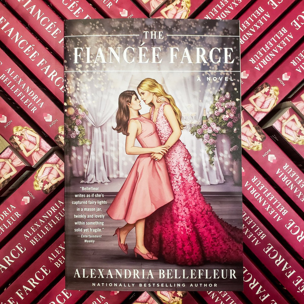 THE FIANCÉE FARCE is out now! 💍 sapphic marriage of convenience 📚 a quiet bookstore owner  + 🗞 a newspaper heiress who moonlights as a romance novel cover model 💋 Gossip Girl vibes 👠 Cinderella vibes 🧣 an abundance of Taylor Swift references geni.us/7leBjq