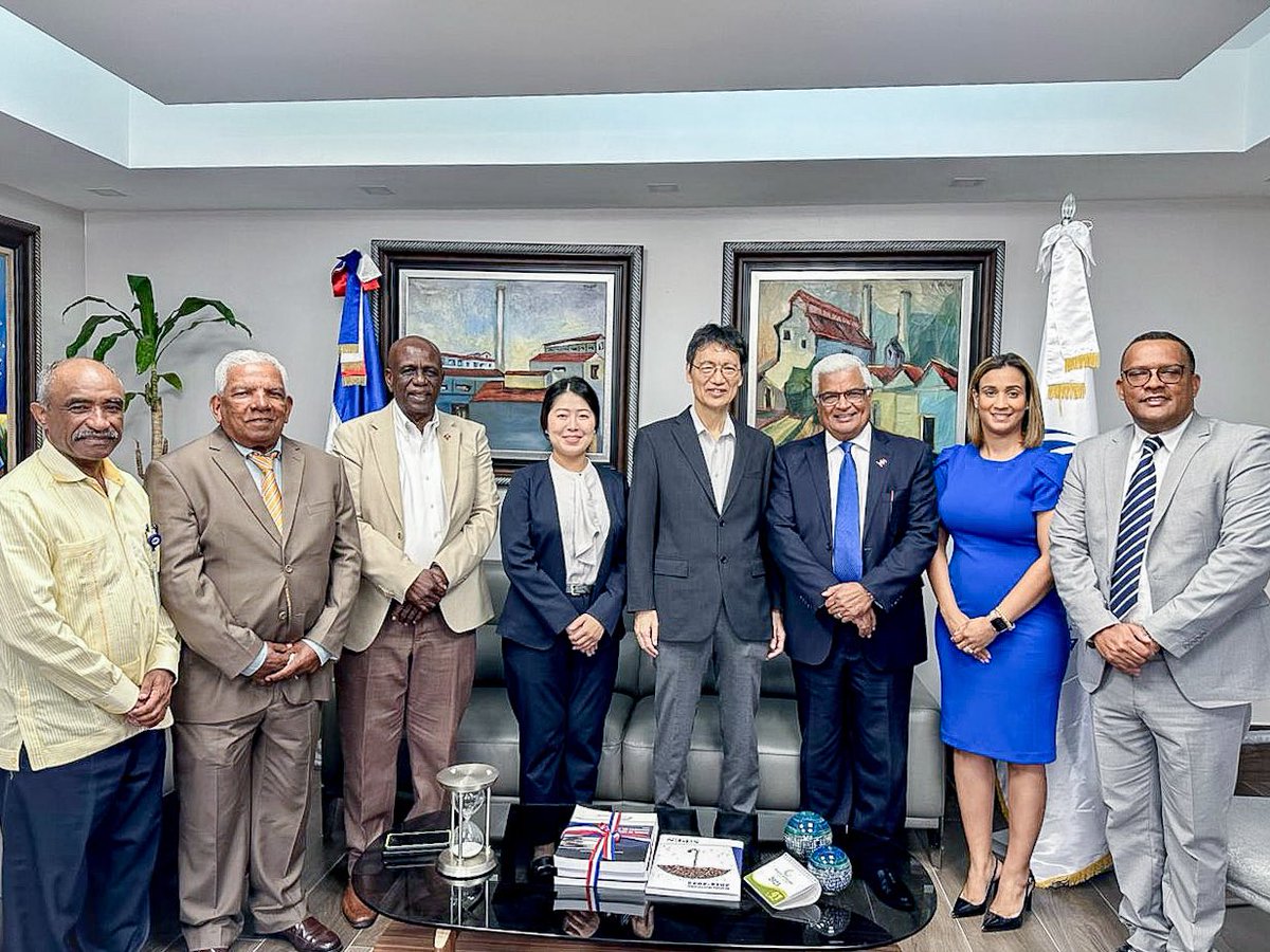 El honorable embajador Masahiro Takagi de Japón visitó al director de @dgbnrdo y <a href="/cea_rd/">Consejo Estatal del Azúcar</a>, Dr. @rafaelburgosgomez con el propósito de llevar a cabo un diálogo de cooperación mutua en favor de los bateyes  y la industrialización del sector azucarero en la República Dominicana. 🇯🇵🇩🇴