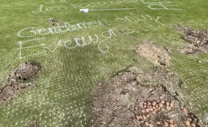 Actualité: Le Golf Club de Genève vandalisé ce week-end par des  activistes pour le climat.
Des tags et des trous remplis de pommes de  terre découverts sur le terrain.
La communauté golfique se rassemble pour réparer les dégâts.🏌️‍♂️🌍💔
#GolfGeneve #ecologie  #GrondementsDesTerres