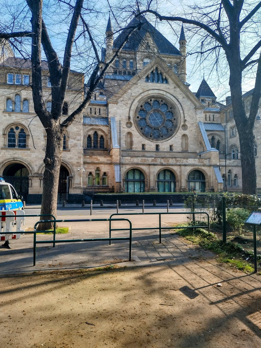 Die Bedrohungen durch #Antisemitismus, denen die Synagogengemeinde #Köln ausgesetzt ist, betreffen auch ihre Synagoge in der Roonstraße.

Die Fachstelle [m²] miteinander mittendrin. Für Demokratie – Gegen Antisemitismus und Rassismus (5) <a href="/NSDOK/">NS-Dokumentationszentrum Köln</a> <a href="/Koeln/">Stadt Köln</a>

museenkoeln.de/ns-dokumentati…
