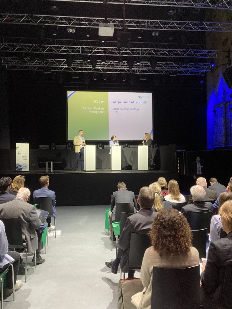 VNGAG's tweet photo. Wir sind heute auf dem 1. Transferkongress #Wasserstoff @dena_news in #Berlin. Dieser wird von der Transferforschung zu den Reallaboren der #Energiewende zu #H2 @BMWK veranstaltet. Projektleiterin @MullerPagel spricht im Namen des Konsortiums über den Energiepark Bad Lauchstädt. https://t.co/kRDYnL4KQe