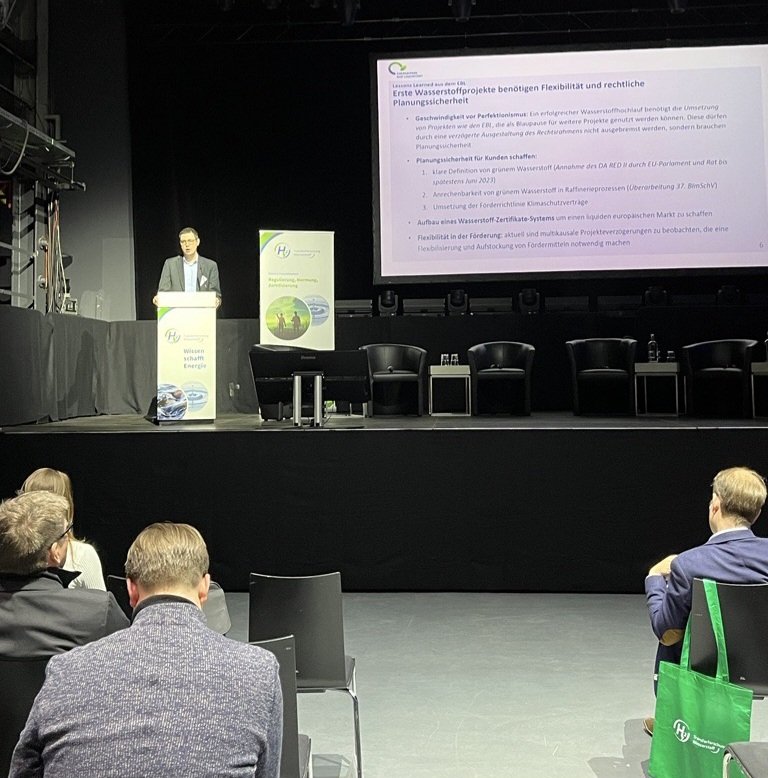 VNGAG's tweet photo. Wir sind heute auf dem 1. Transferkongress #Wasserstoff @dena_news in #Berlin. Dieser wird von der Transferforschung zu den Reallaboren der #Energiewende zu #H2 @BMWK veranstaltet. Projektleiterin @MullerPagel spricht im Namen des Konsortiums über den Energiepark Bad Lauchstädt. https://t.co/kRDYnL4KQe
