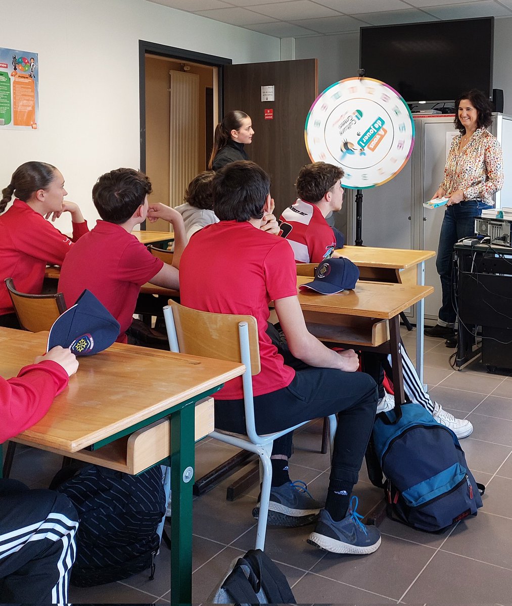 DelcrosAnne's tweet photo. Atelier culture green par @veolia auprès de 250 collégiens du @tarnetgaronne82 lors du "rallye citoyen" ! Des quizz pour tester leurs connaissances sur le #climat 
👏Bravo à tous ces futurs citoyens pour leur intérêt pour la protection de la #planete !  🌍
#éducation #rse https://t.co/BGpnEzFCCj