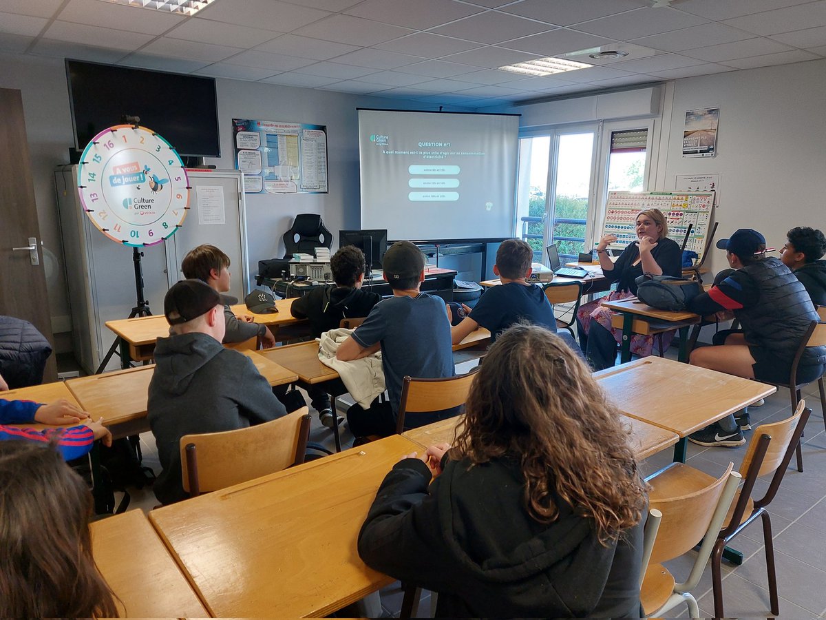 DelcrosAnne's tweet photo. Atelier culture green par @veolia auprès de 250 collégiens du @tarnetgaronne82 lors du "rallye citoyen" ! Des quizz pour tester leurs connaissances sur le #climat 
👏Bravo à tous ces futurs citoyens pour leur intérêt pour la protection de la #planete !  🌍
#éducation #rse https://t.co/BGpnEzFCCj