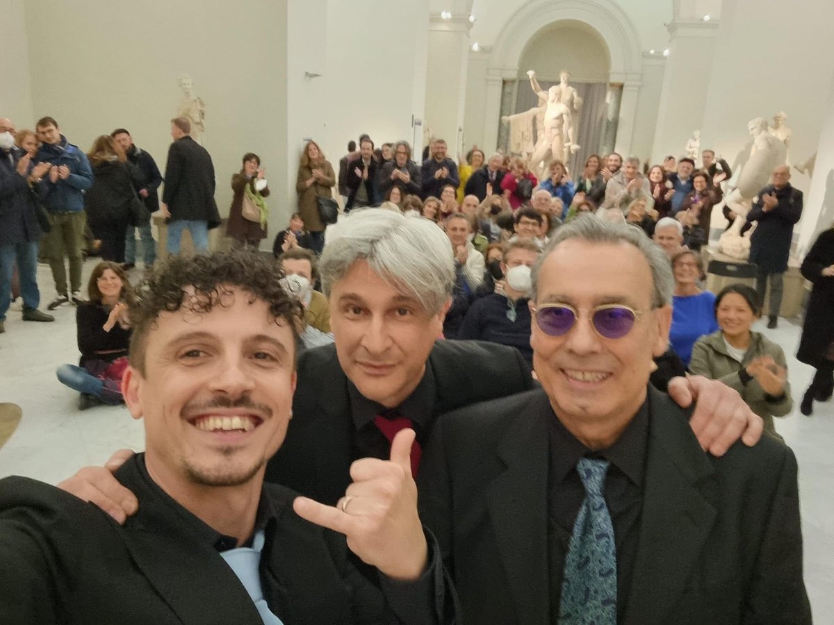attesti's tweet photo. Selfie di fine concerto al MANN #mann #napoli #bach #ravel #jazz #progressive https://t.co/kMlyuWipGq
