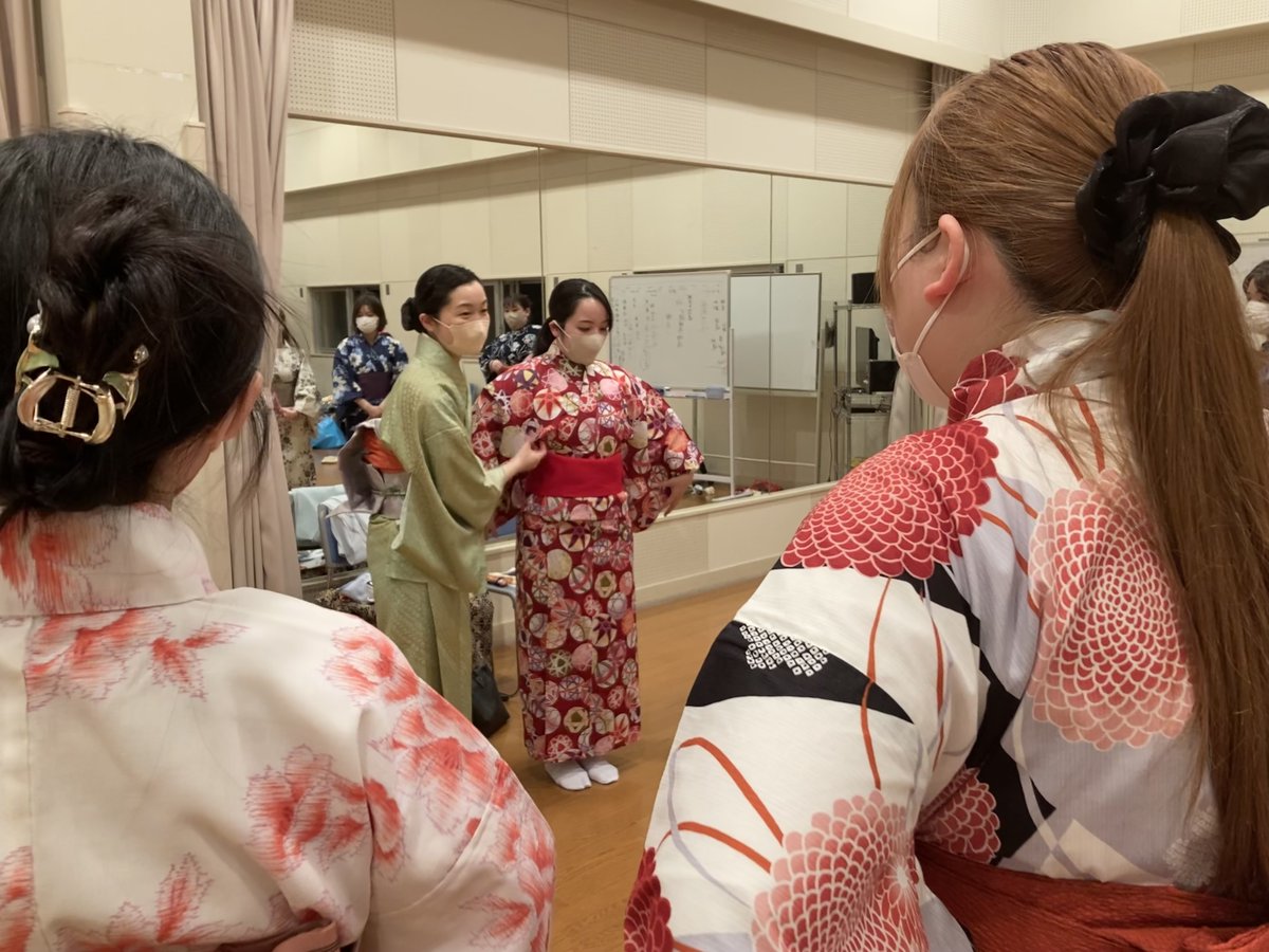 opera_institute's tweet photo. 前期前半(4月～6月)に、邦人オペラ作品を取り上げる本科では、和物所作の特別講座を実施しました。
各作品の時代背景を座学にて辿ったのち、浴衣の着付け、座り方・歩き方等の基本動作、小道具の扱い方等を学びました。今回演じる役に合わせた所作も実際に行いました。 https://t.co/gug8fF3AD7