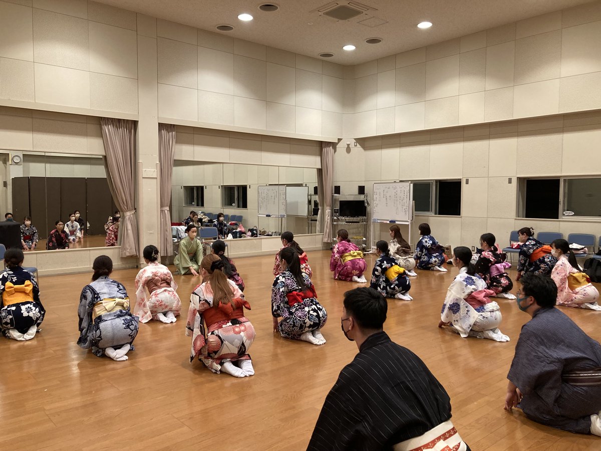 opera_institute's tweet photo. 前期前半(4月～6月)に、邦人オペラ作品を取り上げる本科では、和物所作の特別講座を実施しました。
各作品の時代背景を座学にて辿ったのち、浴衣の着付け、座り方・歩き方等の基本動作、小道具の扱い方等を学びました。今回演じる役に合わせた所作も実際に行いました。 https://t.co/gug8fF3AD7
