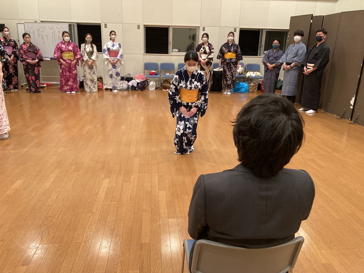 opera_institute's tweet photo. 前期前半(4月～6月)に、邦人オペラ作品を取り上げる本科では、和物所作の特別講座を実施しました。
各作品の時代背景を座学にて辿ったのち、浴衣の着付け、座り方・歩き方等の基本動作、小道具の扱い方等を学びました。今回演じる役に合わせた所作も実際に行いました。 https://t.co/gug8fF3AD7