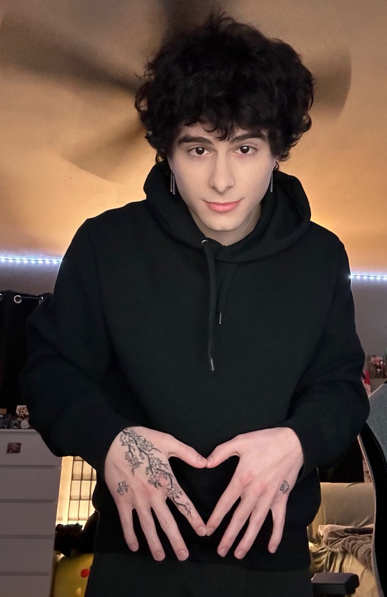ShayloreEXE's tweet photo. Happy 24th Birthday Arny! Hope you have an amazing day and celebrate with the people you love. 💜🖤 @birlap_  #birlap https://t.co/5OmLvVU3CU