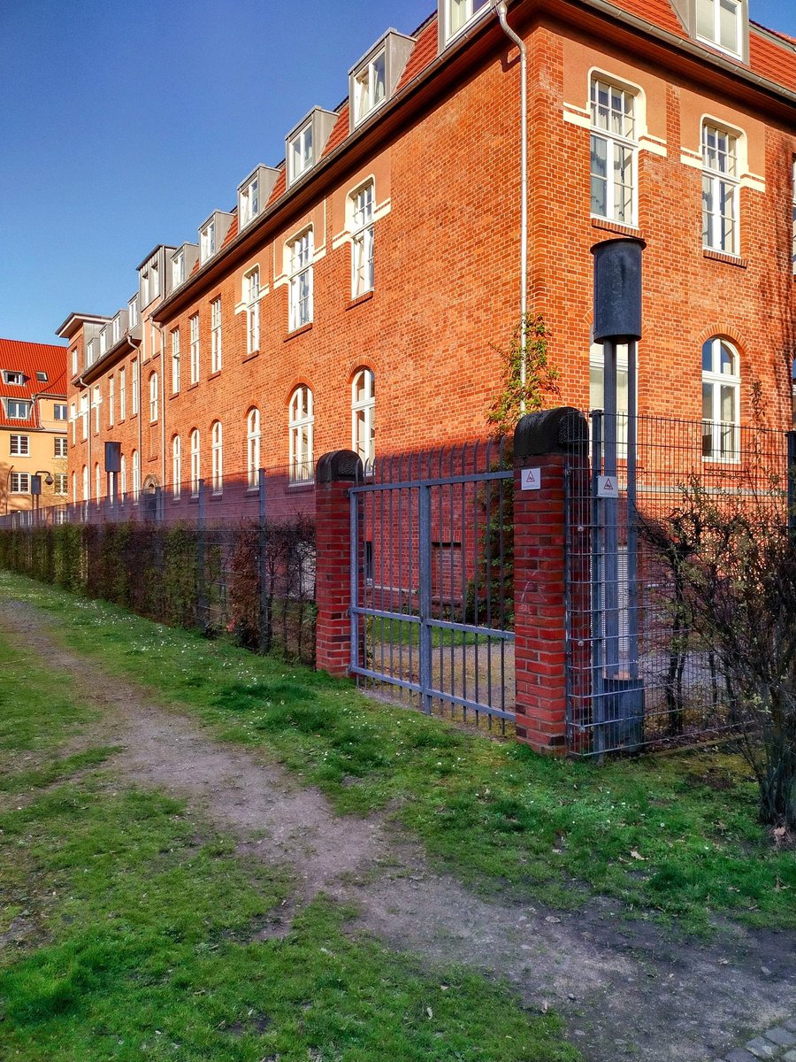 #Antisemitismus bedeutet im Alltag eine reale Bedrohung für Jüdinnen und Juden, so für die Synagogengemeinde #Köln, in deren Wohlfahrtszentrum sich ein Kindergarten, eine Grundschule und ein Pflegeheim befinden. (4)  <a href="/Koeln/">Stadt Köln</a> <a href="/NSDOK/">NS-Dokumentationszentrum Köln</a>

antisemitismus-melden.koeln