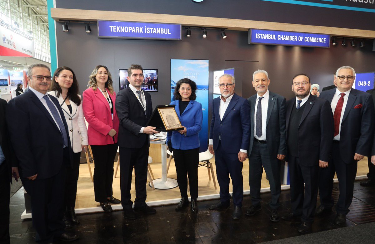 teknopark_ist's tweet photo. Endüstri Gelişimi konusunda dünyanın en büyük fuarlarından biri olan Hannover Messe 2023 Fuarı’na Türkiye pavilyonunda @itokurumsal ‘ın davetlisi olarak Ar-Ge firmalarımız #ÇaçanEnerji , #Cloudpeer ve #OnLab ile birlikte katıldık. https://t.co/rqbF0PVpHK