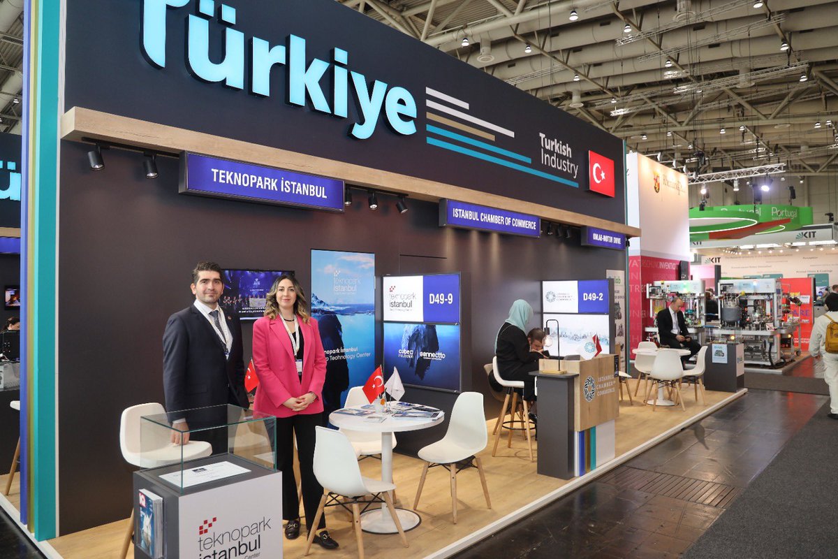 teknopark_ist's tweet photo. Endüstri Gelişimi konusunda dünyanın en büyük fuarlarından biri olan Hannover Messe 2023 Fuarı’na Türkiye pavilyonunda @itokurumsal ‘ın davetlisi olarak Ar-Ge firmalarımız #ÇaçanEnerji , #Cloudpeer ve #OnLab ile birlikte katıldık. https://t.co/rqbF0PVpHK