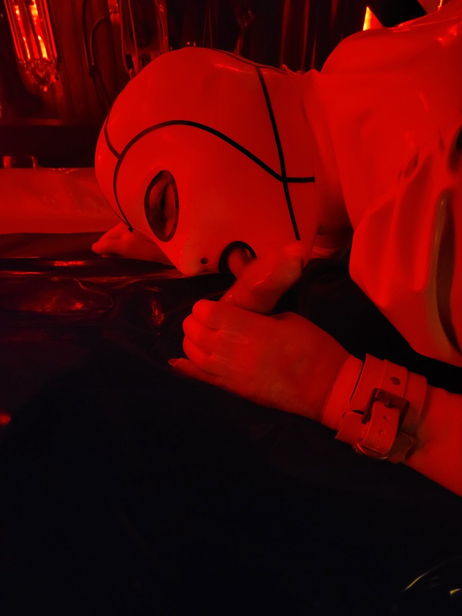 Madamemanuela's tweet photo. 21.4 Session mit meiner rubberbitch  Marina ... wer hat lust auf dieses Abenteuer? Terminvereinbarung  erforderlich! Session Smstudio  mistressmanuela@gmx.net https://t.co/D9qWRW9J8N