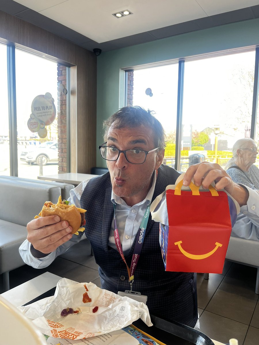 chrisdysonHT's tweet photo. #TrainingDay for the girls today and they have sat so lovely and patiently all day whilst I have been working … so a late lunch treat @McDonaldsUK and the new #SteakhouseStack with peppercorn sauce is a HUGE Wowzers … a #HappyMeal for me Del and the lanyard though https://t.co/oWH15w2LVd