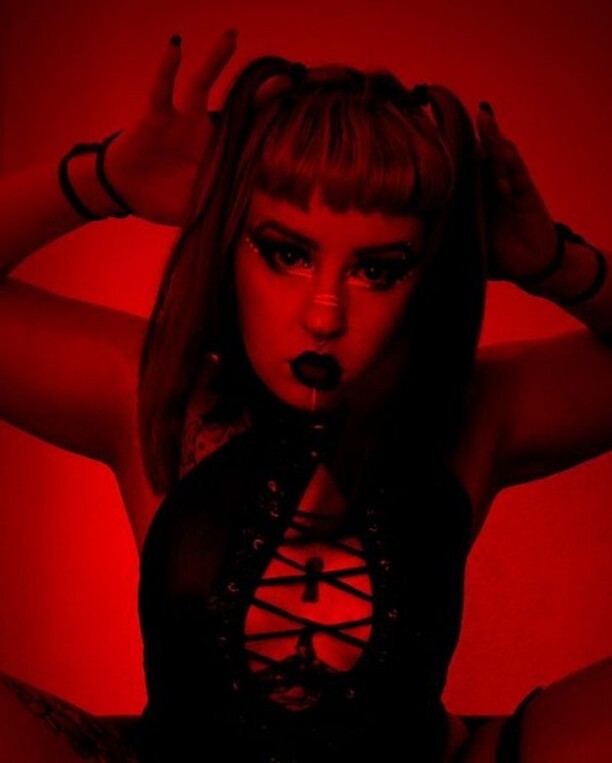 musasmetal's tweet photo. Já seguem nossa Musa @kitty.haphisi ? Do You follow her?
#blackmetalgirl #gothicbeauty #gothic #gothicstyle #gothicgirl #darkbeauty #photography #photoshooting #pentagram #metalgirlsofinstagram #metalgirlsdoitbetter #satanicgirl #picoftheday #happy #model #beautiful #makeup… https://t.co/pVSc7Cvni2