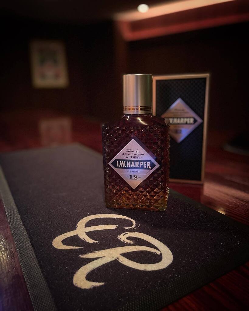 chiba4R's tweet photo. 『お酒日記』
I.W.HARPER 12years

発売の1961年当時、「バーボンに長期熟成は意味が無い」といわれた時代。世界初の12年熟成プレミアム バーボンとして発売しました。スムースな味わいになっています！

#お酒#お酒好きな人と繋がりたい#bar#バー #千葉 https://t.co/6o7ot6iEtu https://t.co/5ZR4r0xFBh