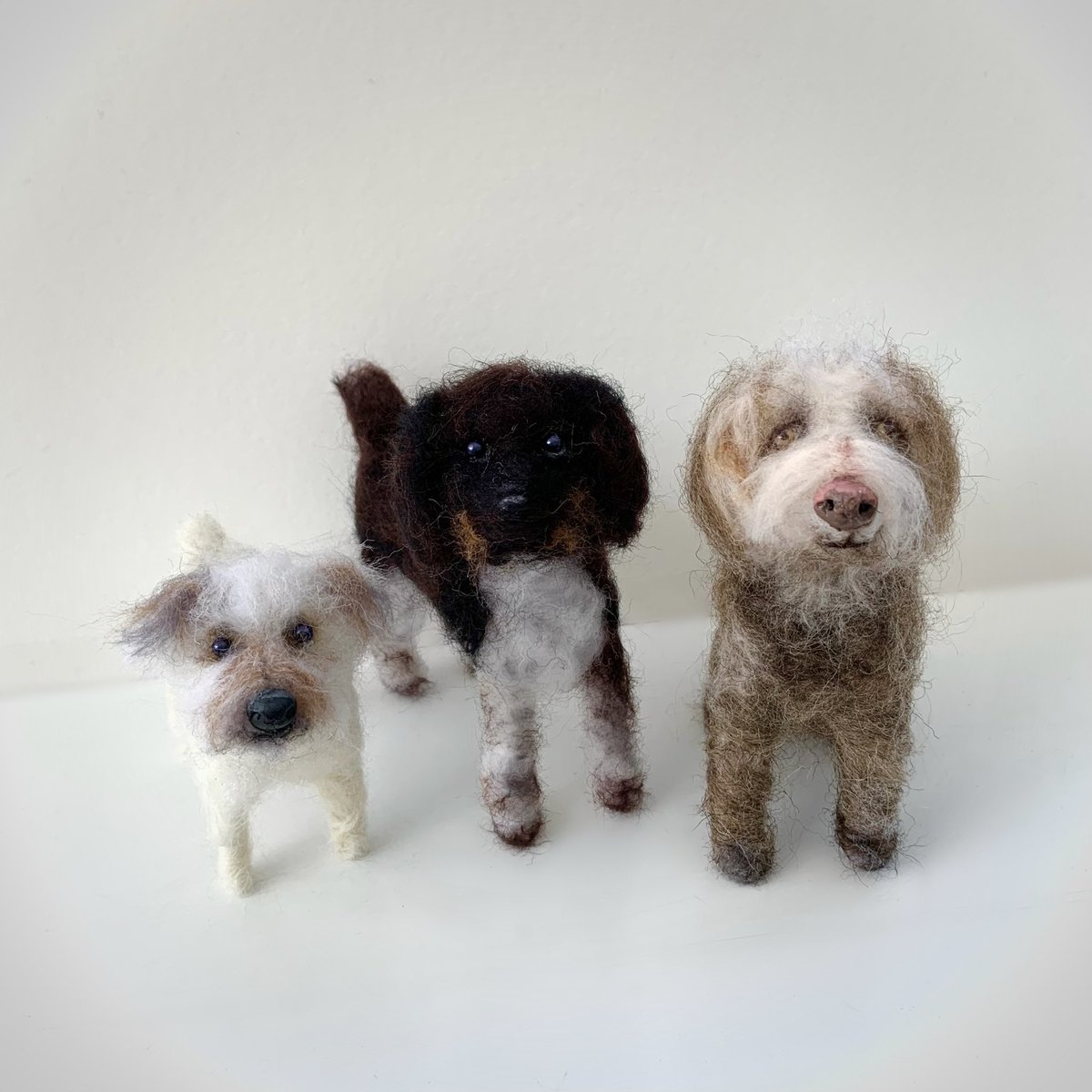 These cuties all live together in the States 💕 Safe journey my friends. I enjoyed making you.
#needlefelting #pets #dogs #fibreart #art #sculpture #gifts #cute #lynnedaviesart