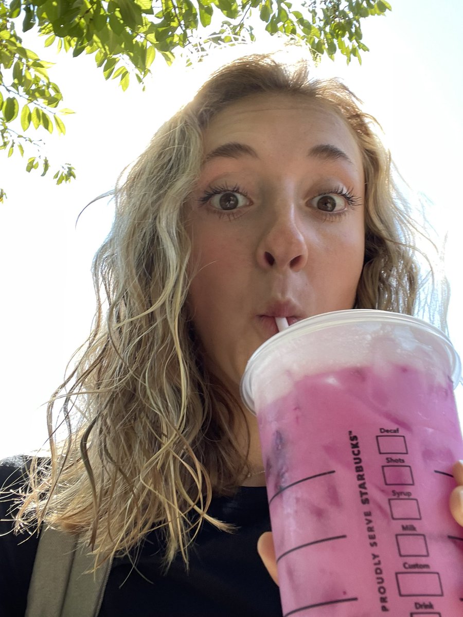 Erinnwith2Ns's tweet photo. happy, happy 20 to my fave gal @logankate18 !!🥳🎂 keep sharing your joy!💟🫶🏻 https://t.co/mxtZUQOOEe