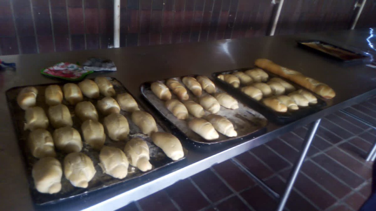 🗣️En una aula cocina del CFS Maracaibo, 25 participantes avanzan con la Unidad Curricular Panadería, bajo orientación del MTP Ángel González, formación que impulsa la dinámica productiva. @NicolasMaduro @_LaAvanzadora #RevoluciónÉtica

Vía 👉 @ZuliaInces