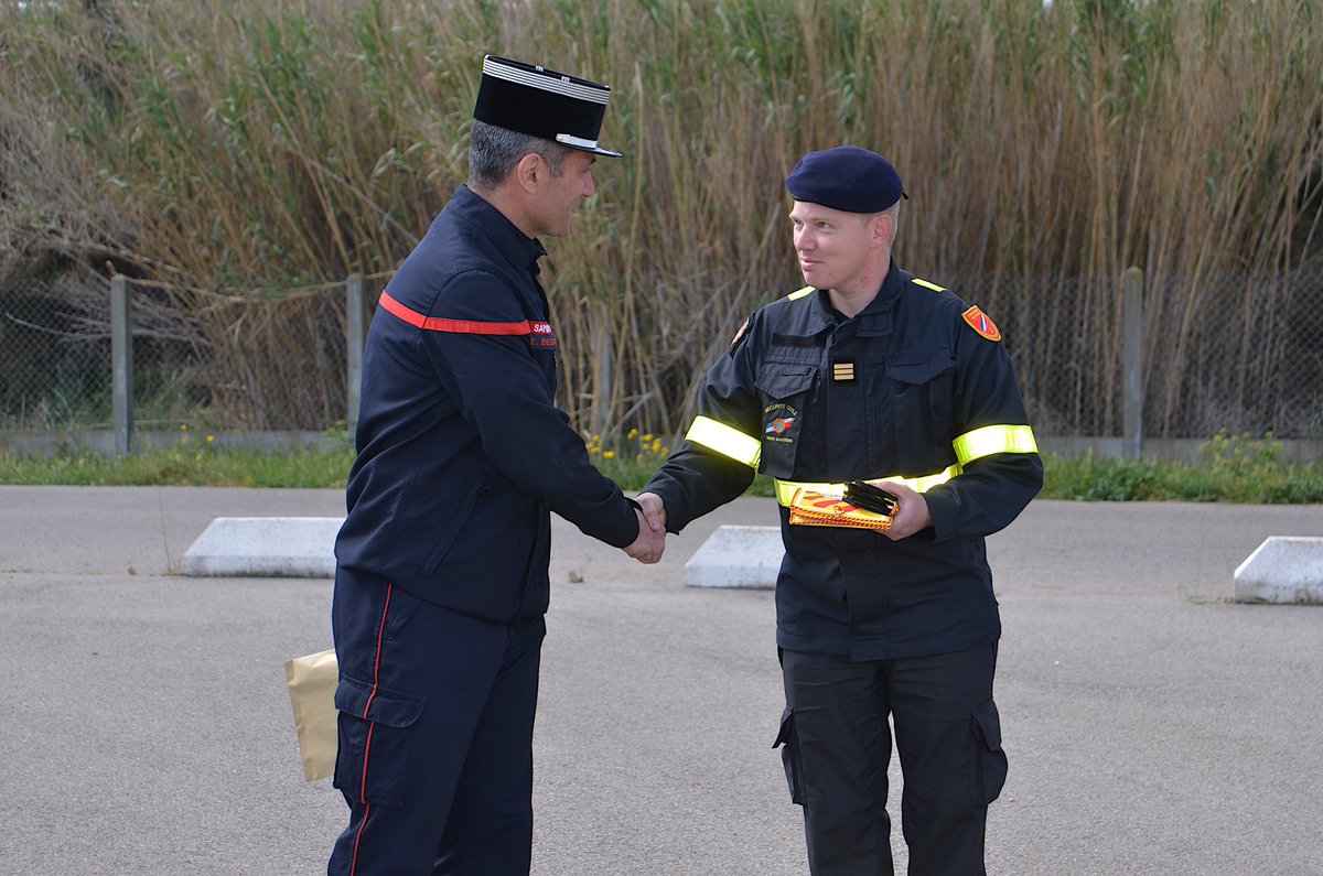 SDIS66's tweet photo. Le DDSIS66, le col  @eric_belgioino adresse tous ses remerciements à l’ensemble des moyens aériens de la @SecCivileFrance et aux renforts nationaux @Uiisc7 qui ont contribué à la lutte contre le feu de Cerbère en soutien des sapeurs-pompiers et de la population. #FDF2023 https://t.co/yyW1A5V851