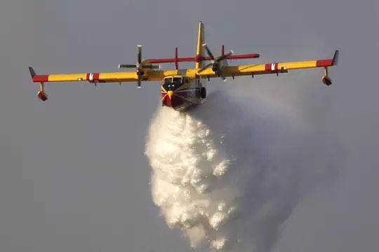 SDIS66's tweet photo. Le DDSIS66, le col  @eric_belgioino adresse tous ses remerciements à l’ensemble des moyens aériens de la @SecCivileFrance et aux renforts nationaux @Uiisc7 qui ont contribué à la lutte contre le feu de Cerbère en soutien des sapeurs-pompiers et de la population. #FDF2023 https://t.co/yyW1A5V851