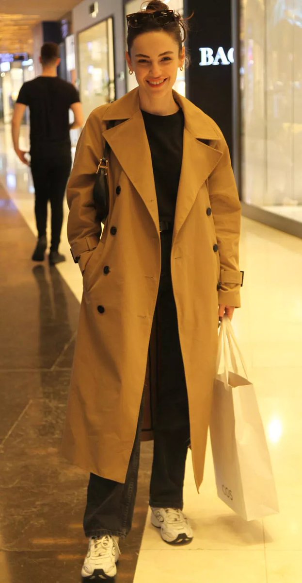 • In recent interview in a mall in Istambul Yağmur said she is in process to start a new dizi “I I can't give details because the situation is not clear yet. Our negotiations continue. When everything becomes clear, I will share the details” 

Cadde | Web 

#YağmurTanrısevsin