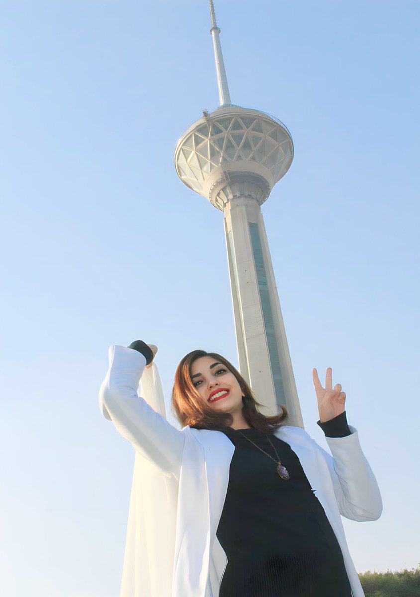 جُنبش، وارونهٔ اعتراض است. 
در اعتراض می‌گویی «گوش کن! هشدار می‌دهم! دارد دیر می‌شود!» 
ولی در جنبش می‌گویی: «دیر شده است! هشدار داده بودم! حالا من گوش نمی‌دهم!»
این یادداشت را جایی خواندم و کلمه به کلمه‌اش در من ته‌نشین شد.
این جنبش را دیگر
سر ِ باز ایستادن نیست.
#مهسا_امينی‌