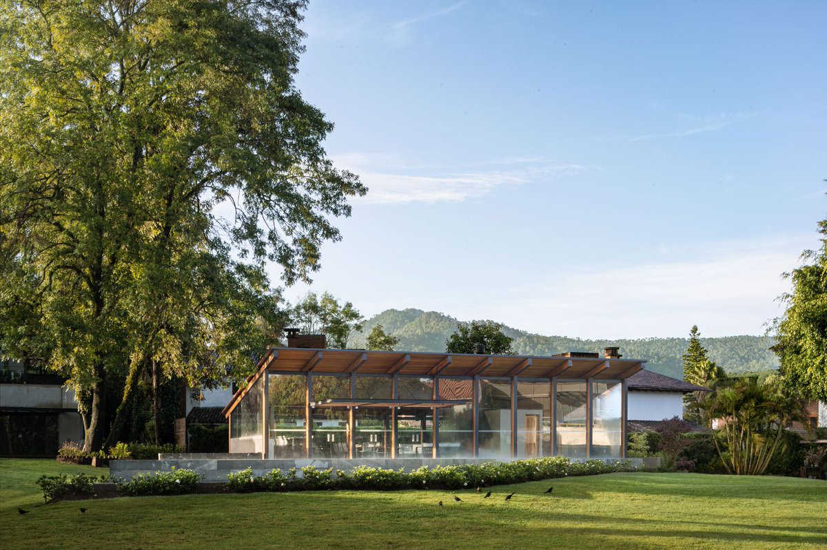 TheeKevHammond's tweet photo. Do you like the transparent design of this #uniquehome? #archi  https://t.co/oYhrYOFA4R https://t.co/60xyfK0mDg