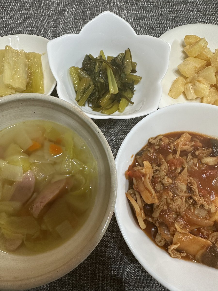 reichell7105's tweet photo. 豚肉のトマト煮込み
ハヤシライス風ではなくトマト感強めに

オーロラソースポテト
隠し味を2、3加えたオーロラソース
マヨ×ケチャップだけよりも好き

小松菜の塩昆布和え
いつもはごま油プラスだけど、今回はさっぱりポン酢

長ネギの洋風煮
コンソメスープ

#つくりおき #おうちごはん https://t.co/TozMGcJaUs