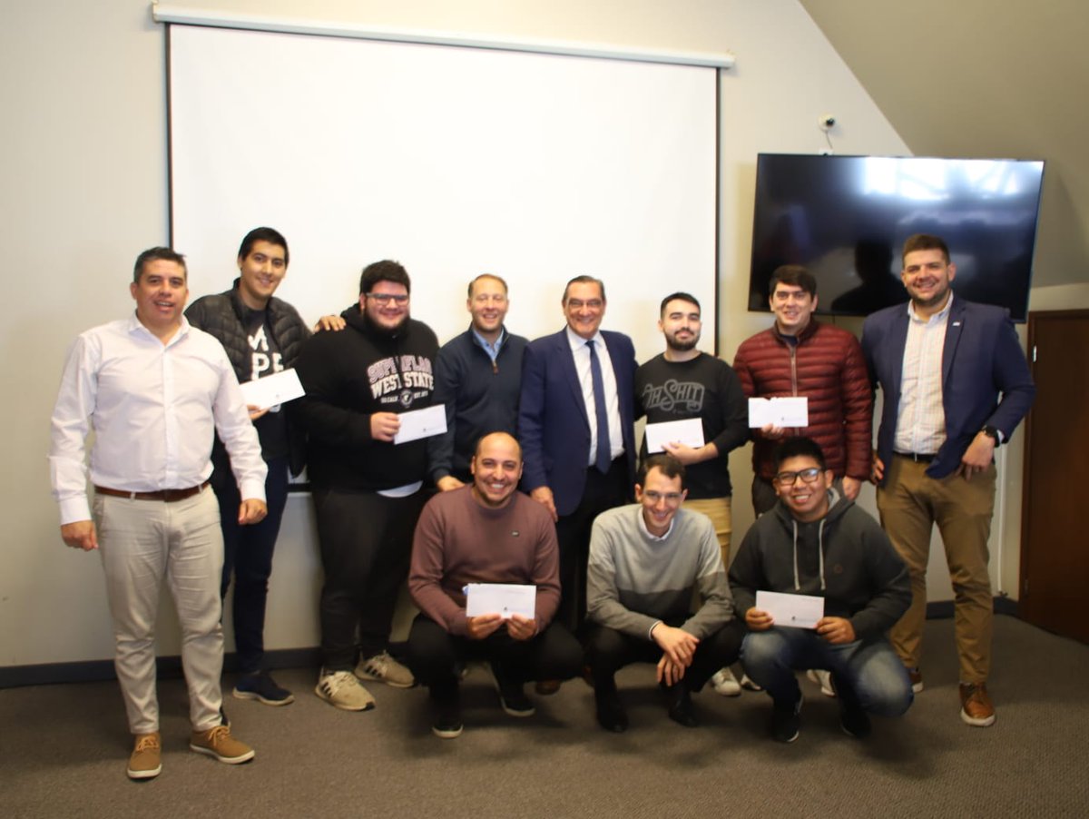 SimonPadros's tweet photo. Junto a nuestro candidato a intendente por #YerbaBuena, @marceloalbaca, me reuní con jóvenes que aprobaron el curso de formación en programación de #ArgentinaPrograma.
Una política pública federal que permite a estos jóvenes ingresar al mercado laboral formal.
@jmcheppi https://t.co/bvlAtlQI6L