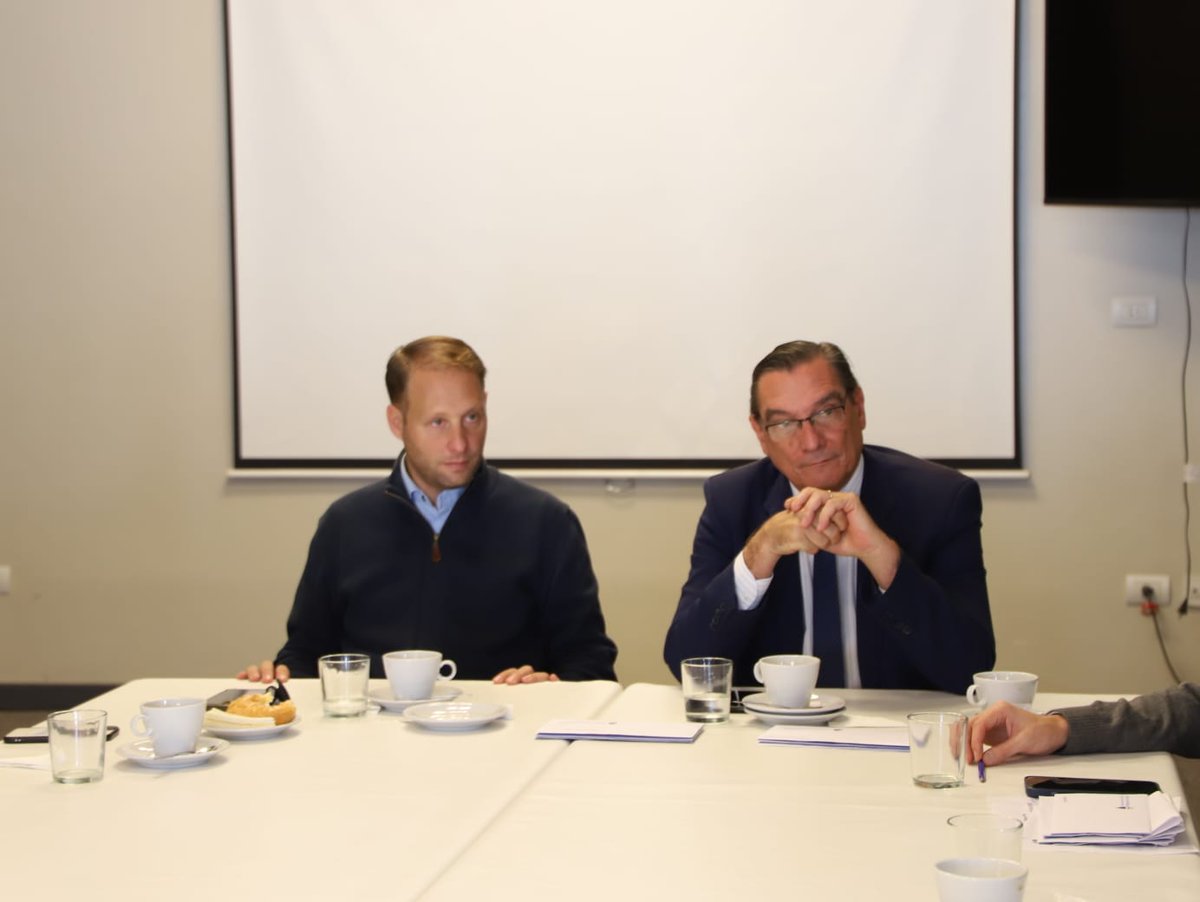 SimonPadros's tweet photo. Junto a nuestro candidato a intendente por #YerbaBuena, @marceloalbaca, me reuní con jóvenes que aprobaron el curso de formación en programación de #ArgentinaPrograma.
Una política pública federal que permite a estos jóvenes ingresar al mercado laboral formal.
@jmcheppi https://t.co/bvlAtlQI6L