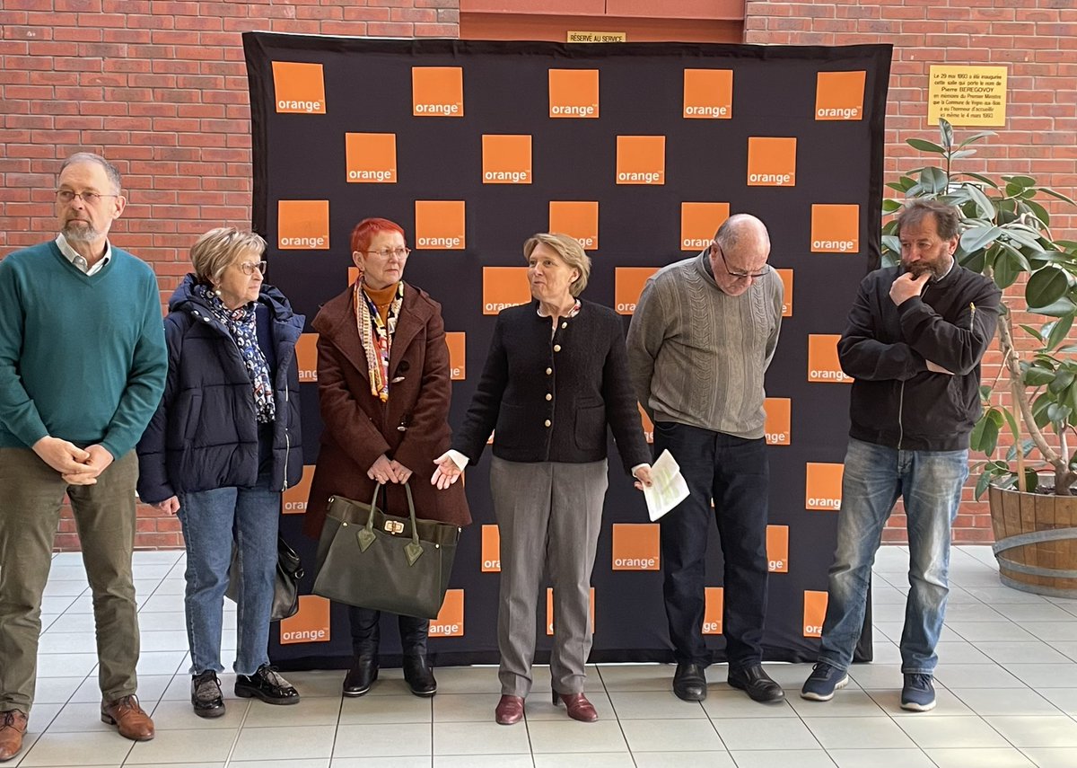 OrangeGrandEst's tweet photo. 📣Nos équipes techniques étaient à la manœuvre ce matin pour le retrait du cuivre dans 4 communes Ardennaises qui expérimentent la fermeture du réseau cuivre.
Une nouvelle étape vient d’être franchie! ☎️
Merci aux élus pour leur collaboration! 🙏 https://t.co/PwGZGsyrHO