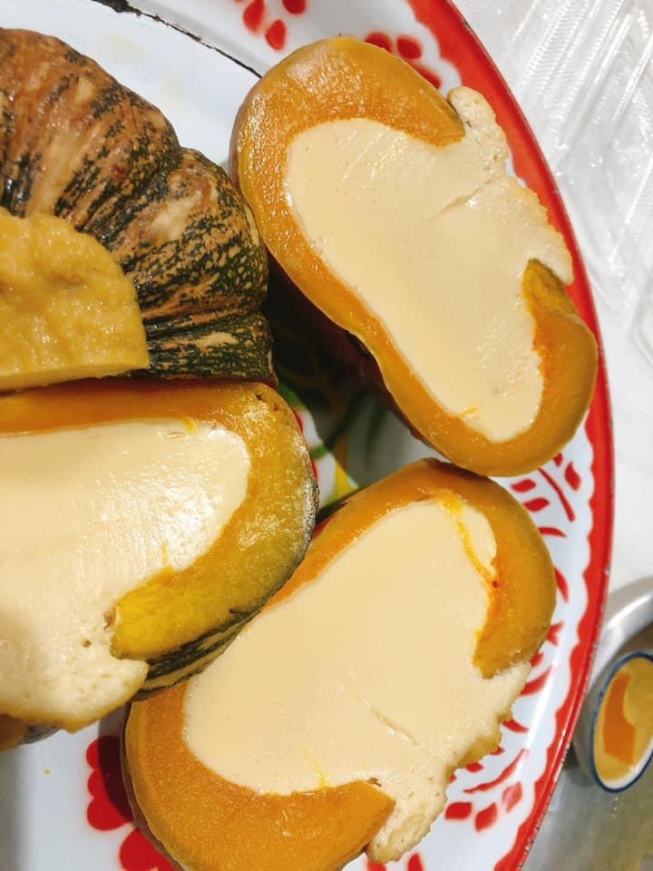 กราบขอบคุณคนที่คิดเมนูนี้ขึ้นมา โครตดี ดีที่สุด สามารถกินทั้งลูกได้ เมนูนี้หาคนทำอร่อยแบบนัวทั้งฟักทองและสังขยาไม่ให้เละยากมาก. ใช้ฝีมือและเวลาจริง. 

อันนี้ฝีมือรุ่นน้องทำ อร่อยมาก ละลายในปากทุกคำ