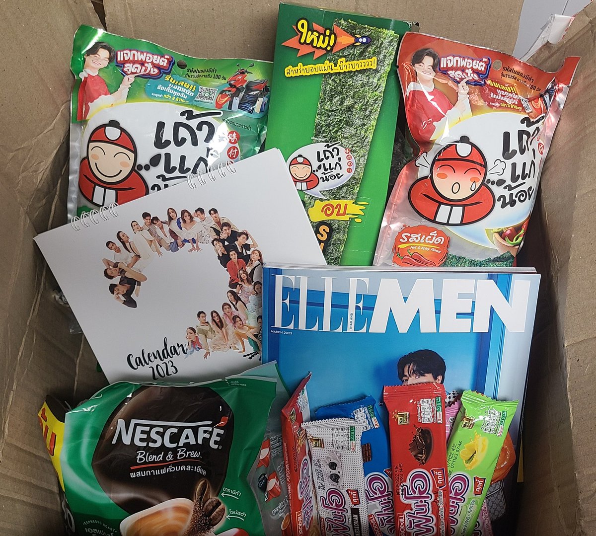 Grl891's tweet photo. Yeyyy, got my Goddies from Thailand delivered today .
Supporting my gorgeous boy #GulfKanawut from NYC ❤️
#NescafeBlendandBrew
#TaokaenoiNewBAKanawut
#ELLEMENmarch
#FunOxGulf
#CH3calendarXGULF
@gulfkanawut https://t.co/VVIQnxhM8z