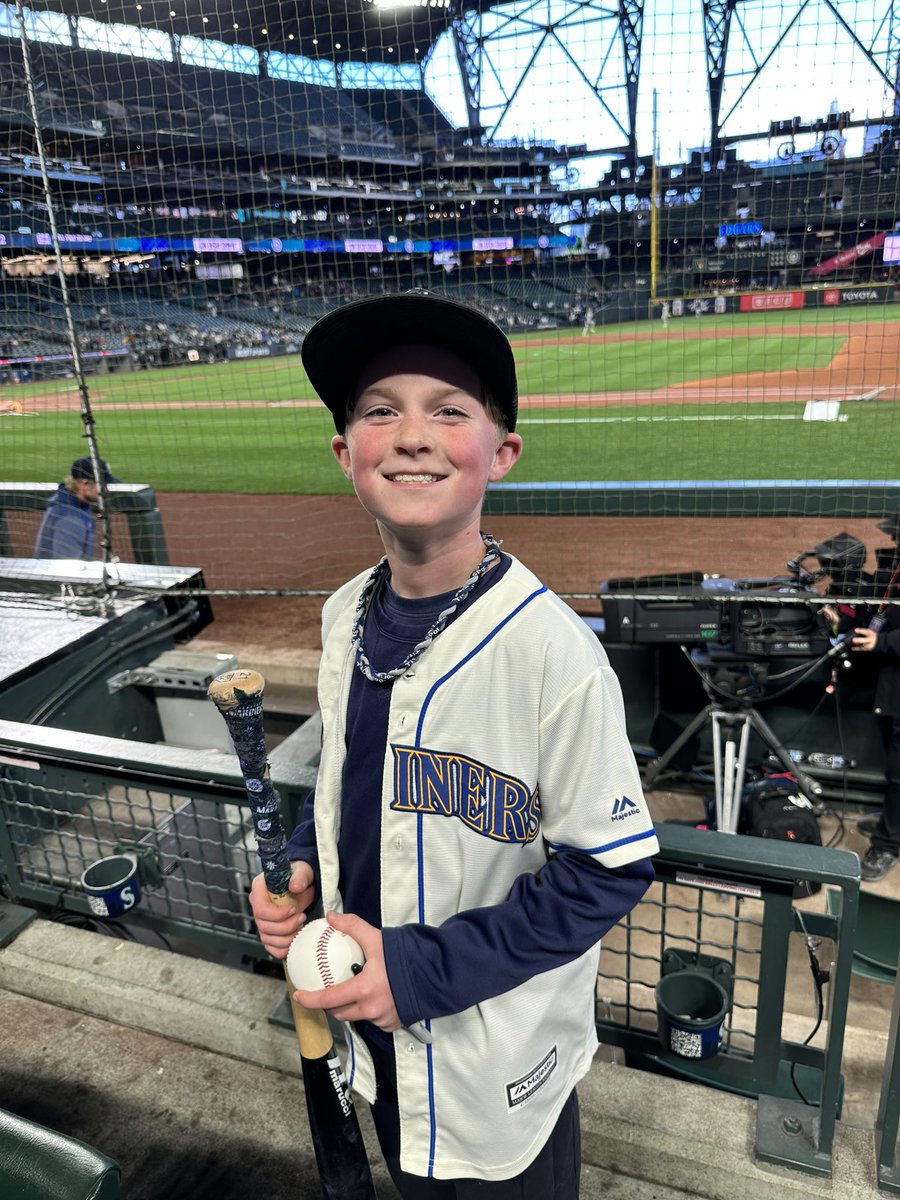 elyssa_anne's tweet photo. @CoopHUM thanks again for making my sons night last night with the gift of the bat. https://t.co/Wp11HAivnK